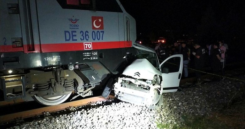 Uşak’ta feci olay! Tren, otomobile çarptı 2 kişi hayatını kaybetti