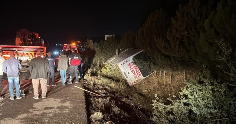 Afyonkarahisar’da midibüs devrildi: Çok sayıda yaralı var