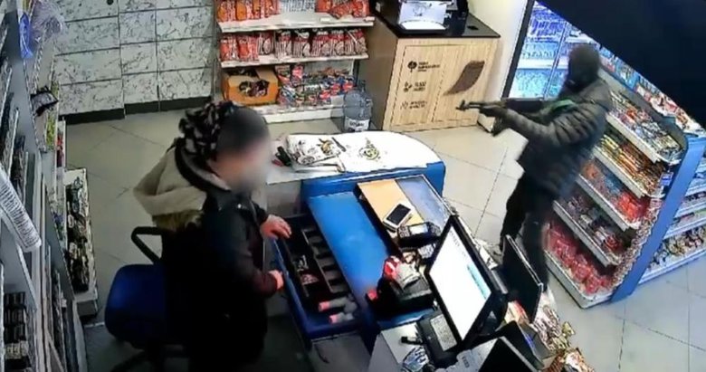 Sahte kalaşnikofla girdiği akaryakıt istasyonunu soydu