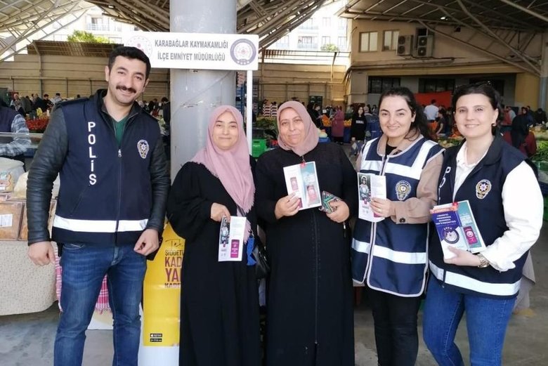 İzmir polisi pazar yerinde vatandaşları bilgilendirdi