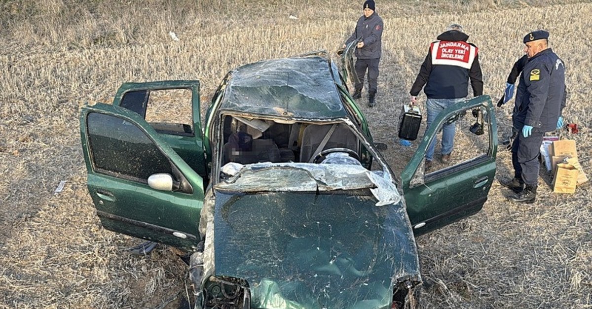 Kütahya'da feci kaza! Otomobil takla atıp, tarlaya uçtu! Ölü ve yaralılar var