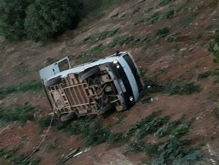 Minibüs şarampole uçtu: 16 yaşındaki sürücü öldü, 2 yaralı