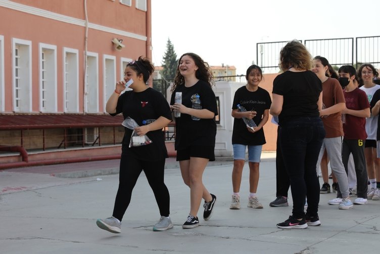 İzmir’de LGS heyecanı! Çocuklarını kapıda beklediler