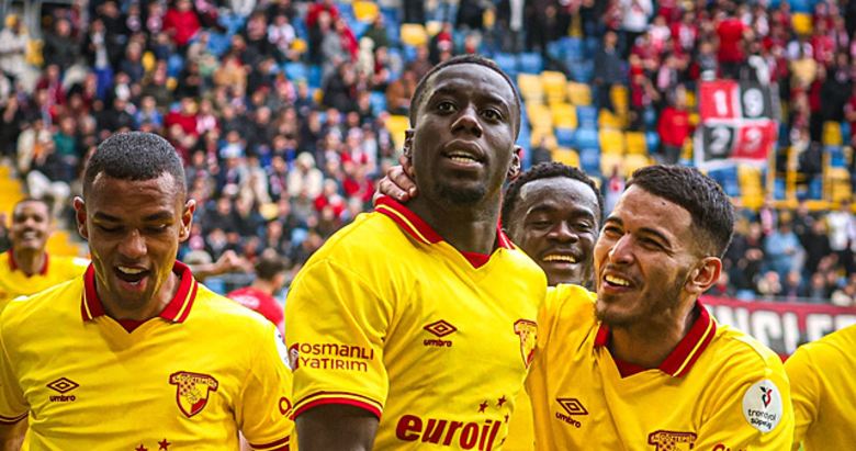 İzmir’de müthiş gece