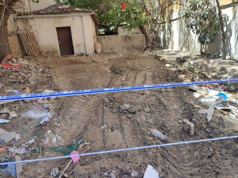 Manisa’da yaşlı kadının evinden 13 kamyon çöp çıktı