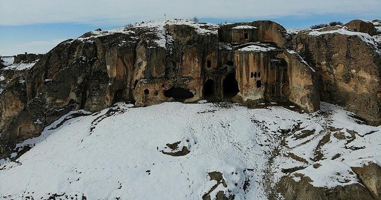 Frigya’da kayaya oyularak yapılan Ayazini Kilisesi inanç turizmine kazandırılacak
