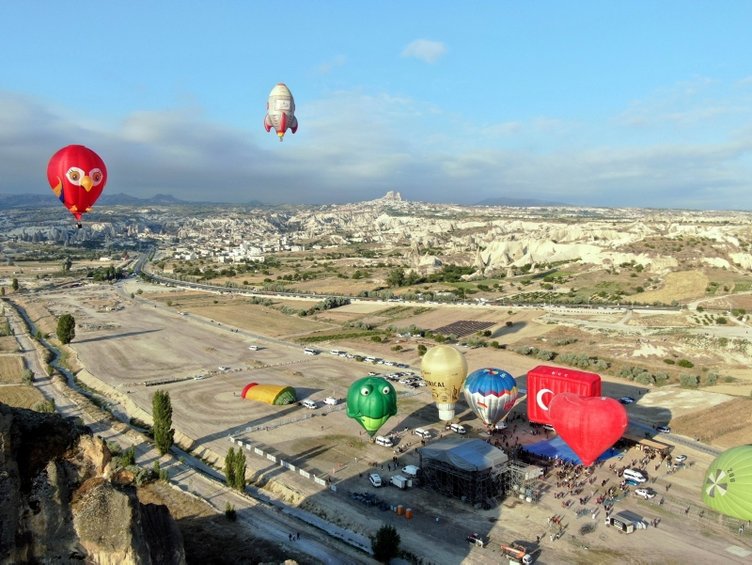 Balon festivali Kapadokya semalarında renkli görüntüler oluşturdu!