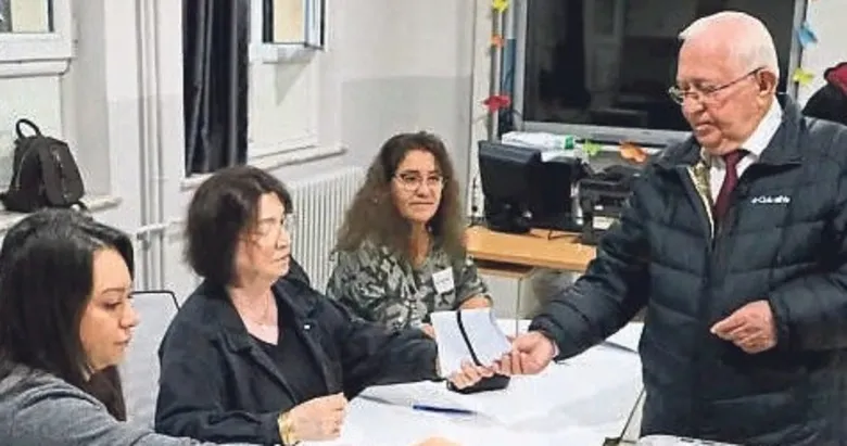 İzmir’de çifte vatandaşlar seçim için sandık başında