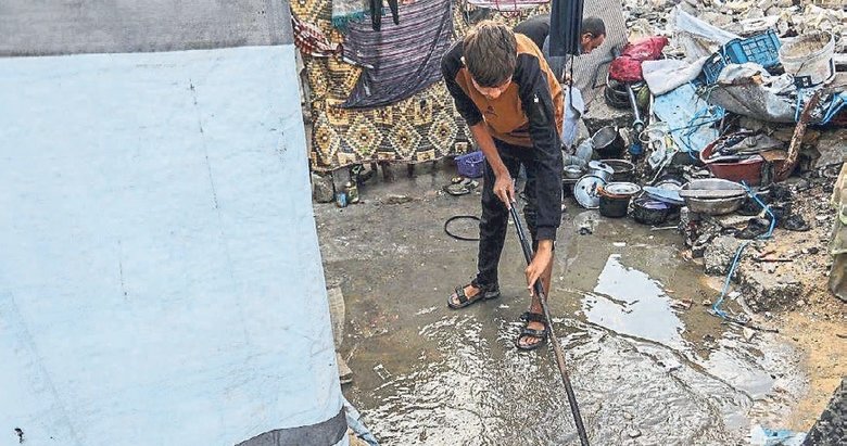 Gazze’de tıbbi çadırlar su altında kaldı