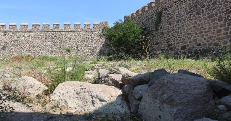 Osmanlı’nın son kalesinin içi tamir edilmeyi bekliyor