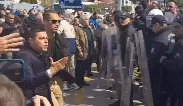 Muğla’da Marmaris Belediye Başkanı Acar Ünlü’den polise saldırı: Belediye başkanıyım lan ben, ahlaksız adam!
