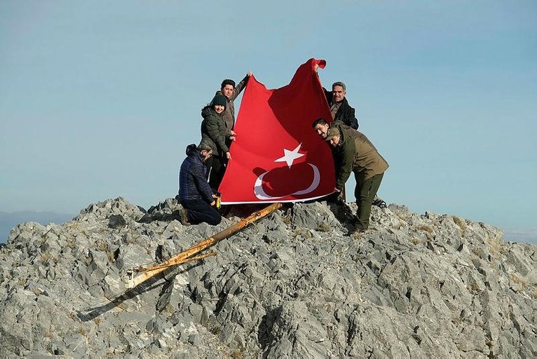 1517 metre rakımlı Spil Dağı zirvesinde kutsal görev! Bunun için gönüllü oluyorlar
