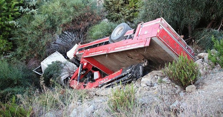 Freni boşalan vinç otomobili ezdi, şarampole uçtu