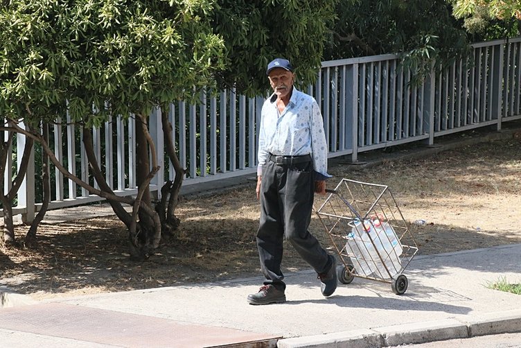Görüntüler 2025 yılı İzmir’inden! Su için çeşmede uzun kuyruklar oluştu