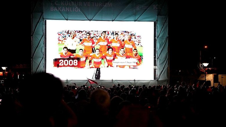 İzmir’de Cumhuriyet coşkusu! Tarihi saat kulesine yansıtıldı