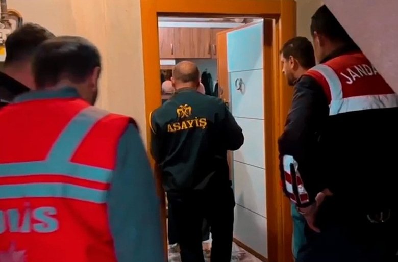 vip-oda-tuzagi-70-milyonluk-vurgun-izmir-dahil-5-ilde-es-zamanli-operasyon-1777814225452.jpeg