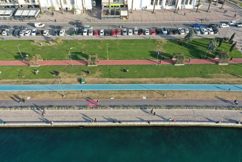 İzmir’de hava sıcaklığının artmasıyla sahilde yoğunluk gözlendi