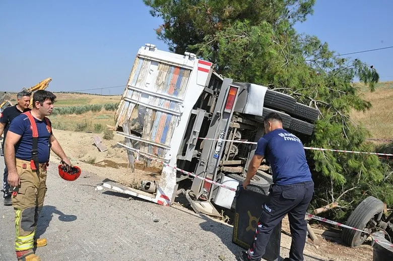 manisada-feci-kaza-yolcu-otobusu-kamyona-carpti-olu-ve-yaralilar-var-1786360568610.jpeg