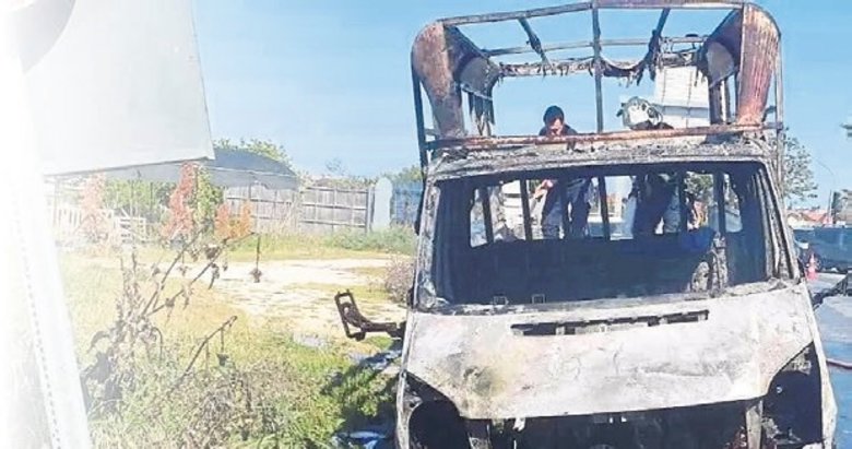 Çarşaf yüklü kamyonet alev topuna döndü