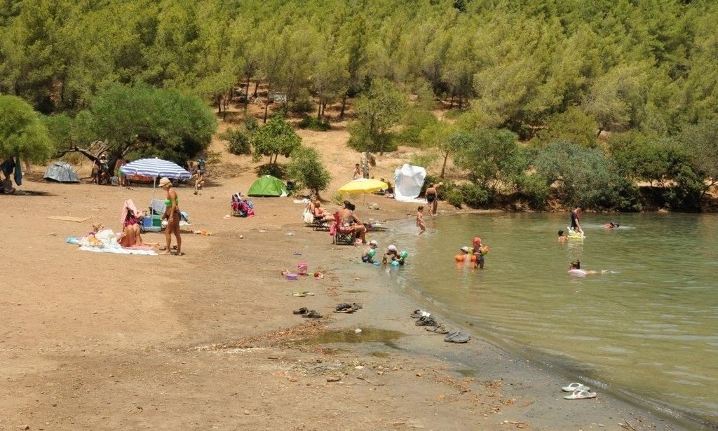 Bodrum Da Sosyete Coplerin Arasindan Denize Giriyor