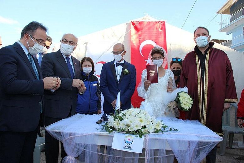Depremzede çiftin mutlu günü! Çadır kentte dünyaevine girdiler