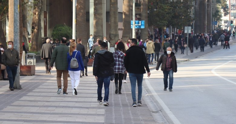 Kısıtlamalar ne zaman bitecek? Bilim Kurulu üyesinden dikkat çeken açıklama