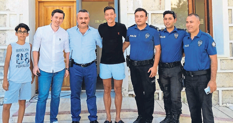 Mesut Özil’den polise moral ziyareti