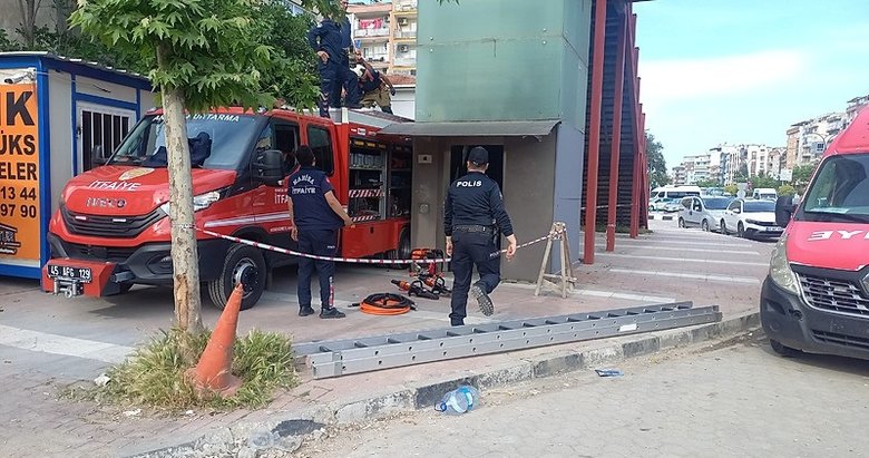 Manisa’da asansör faciası! Demirlerle kabin arasında sıkıştı