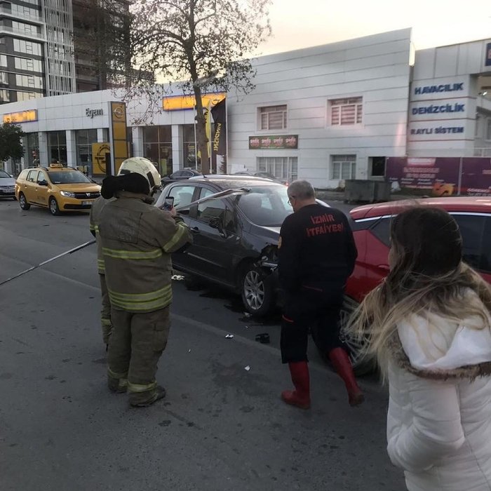 İzmir’de şiddetli rüzgar hayatı olumsuz etkiledi