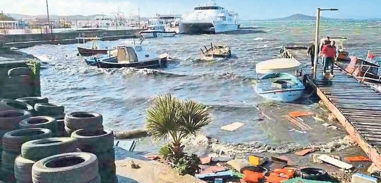 Ege’yi fırtına vurdu