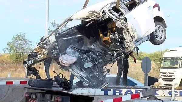 Arnavutköy’de katliam gibi kaza! Otomobil gişe bariyerine çarptı: 1 ölü