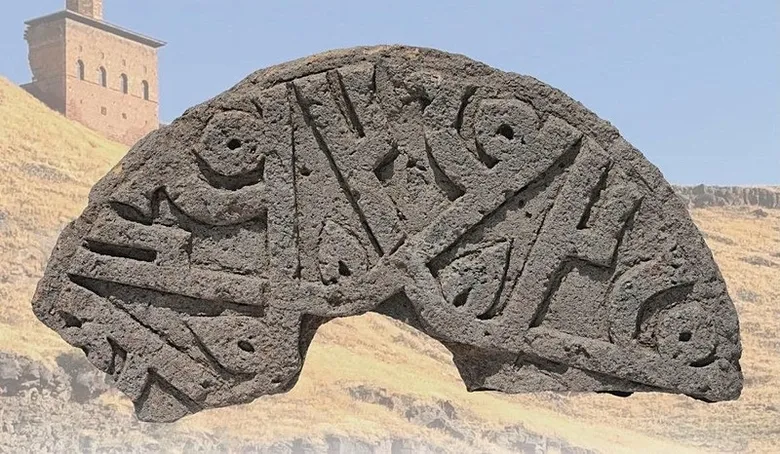 ani-oren-yerinde-tarihi-kesif-hz-muhammed-isminin-6-kez-yer-aldigi-tas-bulundu-1787558127414.jpeg