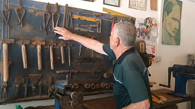 Gelişen teknolojiye karşı mesleğini ayakta tutmaya çalışıyor! 6 Şubat depreminden sonra prefabrik dükkanda mesleğine devam ediyor