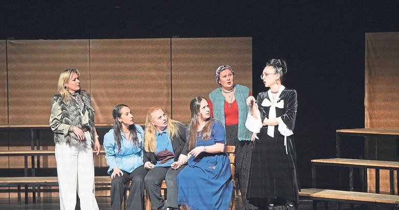 İzmir’de 33 kişilik dev kadrodan kadınları anlatan oyun