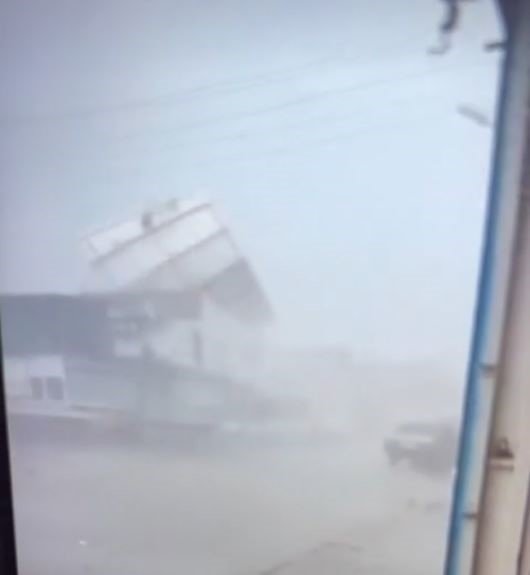 Fırtına Didim’de çatıları uçurdu, ağaçları devirdi