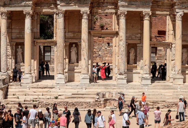 Efes Antik Kenti’ne ziyaretçi akını! Salgının izi kruvaziyer turizmiyle siliniyor