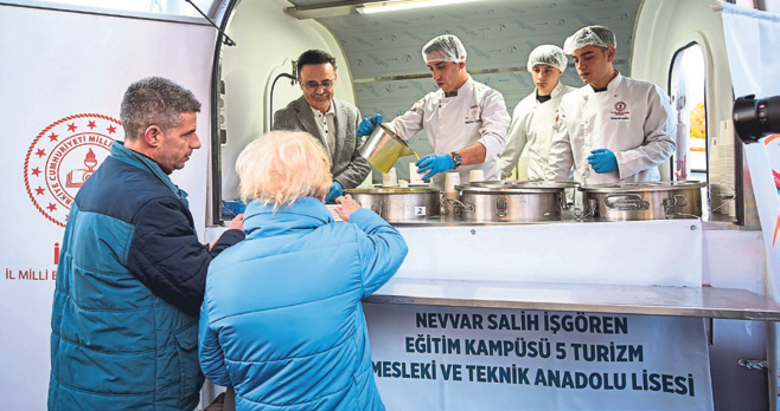 İzmir’de öğrencilerden yürekleri ısıtan iftar