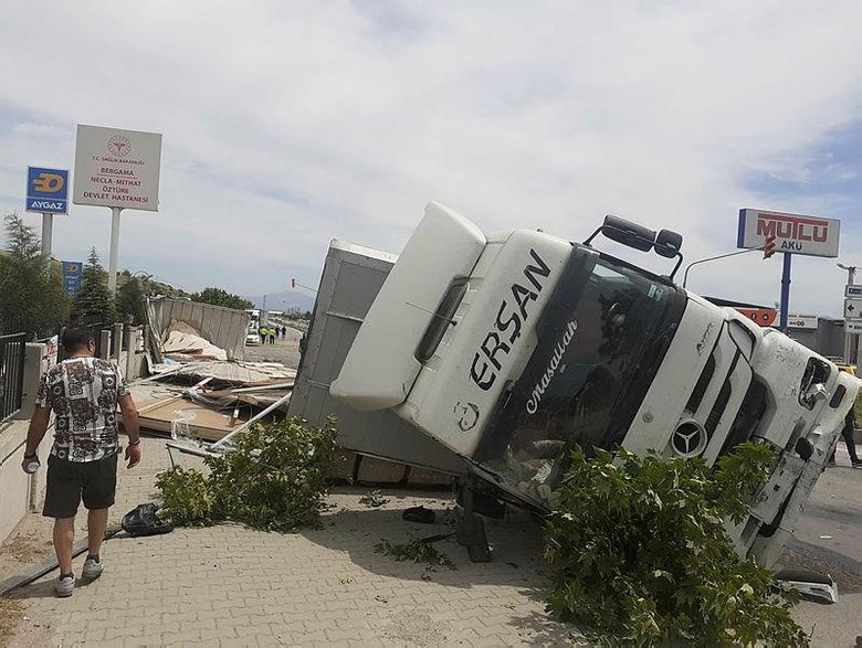 İzmir’de korkunç son! Kaldırımda yürürken kazada devrilen tırın altında kaldılar