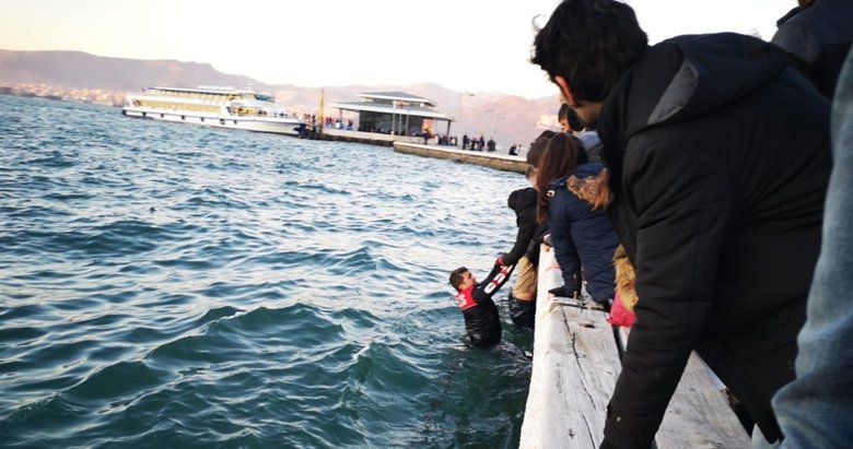 Konak’ta denize düşen kişiyi polis kurtardı