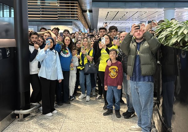 fenerbahce-taraftari-onu-cok-sevdi-domenico-tedesco-istanbuldan-ayrildi-1777625378098.jpg