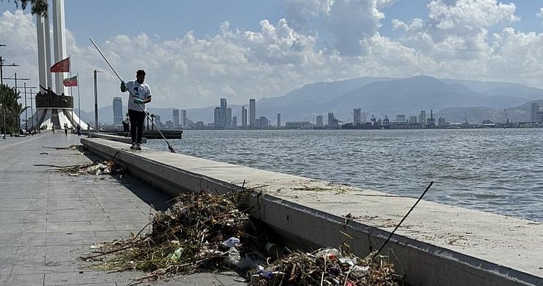 İzmir Körfezi bu kez de sağanak yağmur sonrası çöple doldu