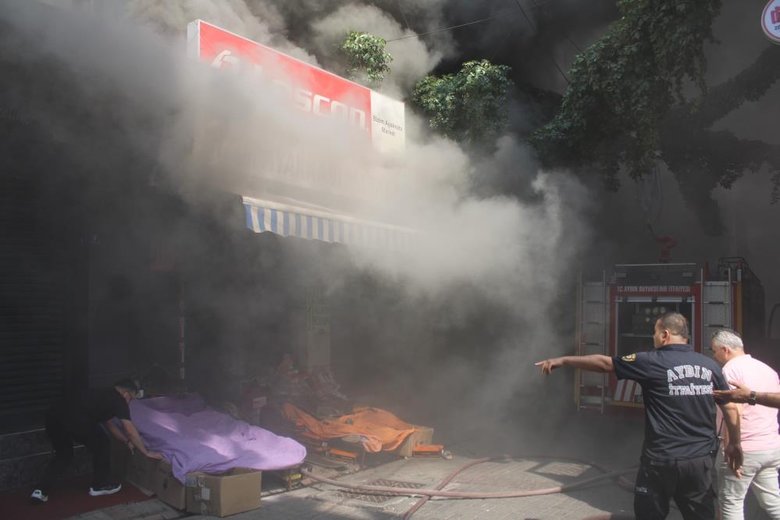 Aydın’da yangın! Çarşıyı duman sardı, göz gözü görmedi