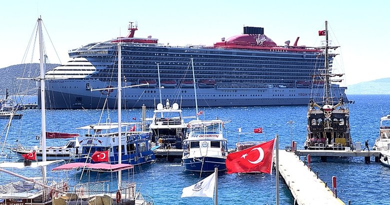 Dev kruvaziyer Bodrum’a 2 bin yolcu getirdi