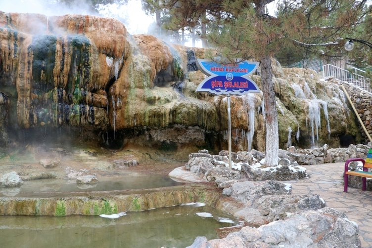Afyonkarahisar’da sıcak su şelalesi soğuktan dondu