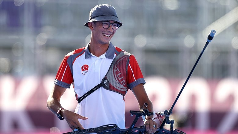 Mete Gazoz’u olimpiyatlarda şampiyon eden ok, depremzedeler için 200 bin liraya satıldı