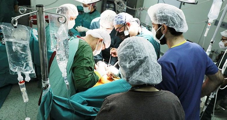 Kütahya’da bir hastanın kalbinin içindeki kitle organ durdurulmadan çıkarıldı