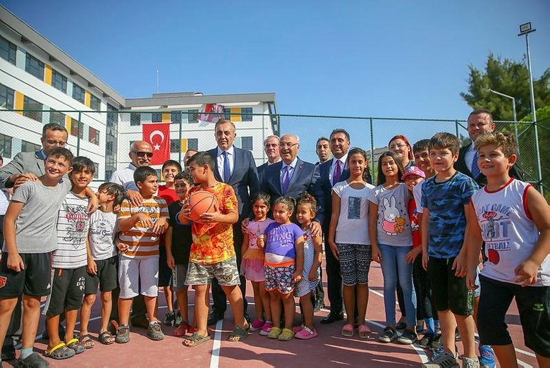 İzmir’de okul binaları deprem güvenliği için yeniden yapılıyor! Vali Köşger’den inceleme