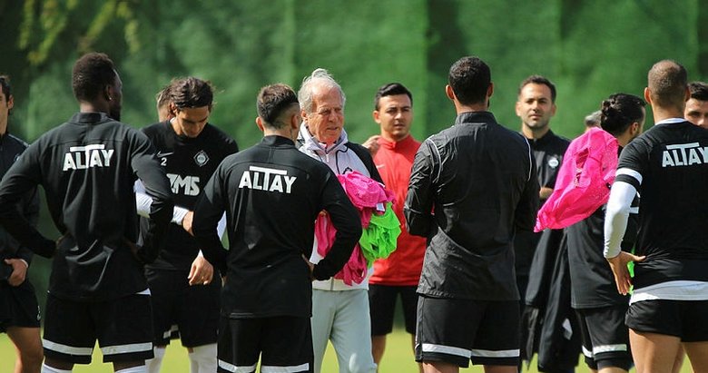 Altay’ın teknik direktörü Mustafa Denizli, kulübün rotasını çizdi