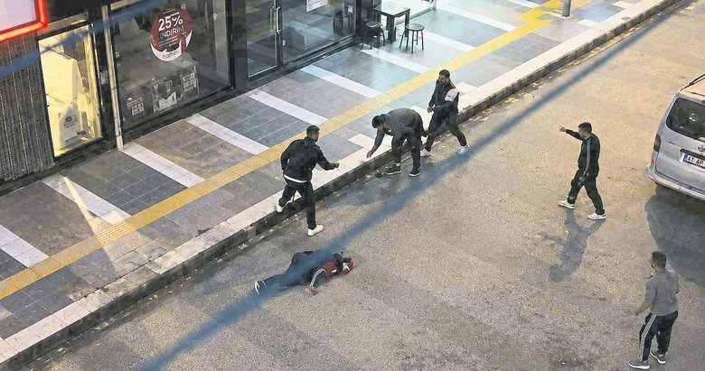 Çanakkale’de babayla oğlu sokak ortasında dehşet saçtı