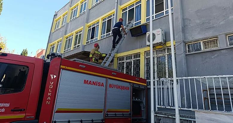 Manisa’da okulda mahsur kalan 3 öğrenciyi itfaiye kurtardı